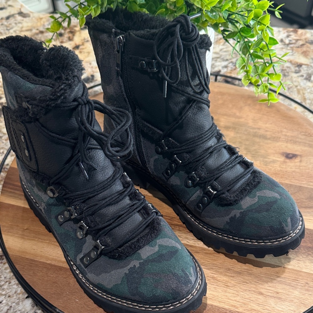 EARTH Women's Black and Green Lace-Up Boots